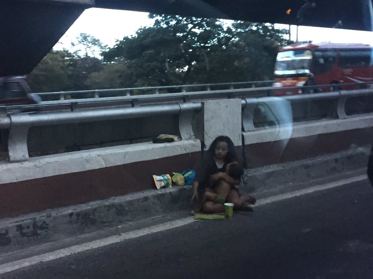 KomiksXIII's tweet photo. Pls help them. @MMDA @bayanmo @savestreetkids @dswdserves EDSA SB Timog flyover https://t.co/Nj3OwFA6UF