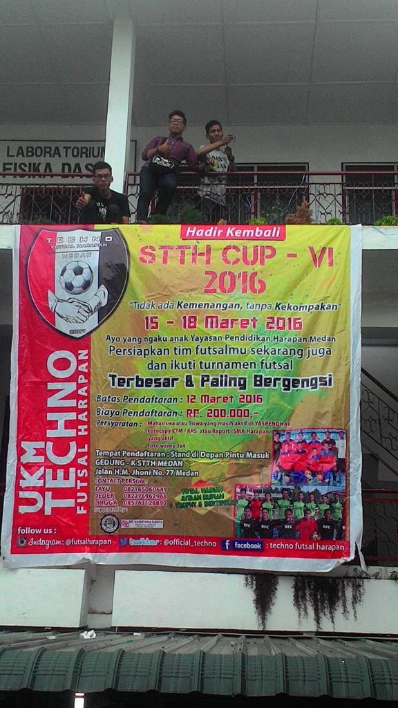 Pemasangan spanduk di Gedung-K STTH, terimakasih abang2 Techno..