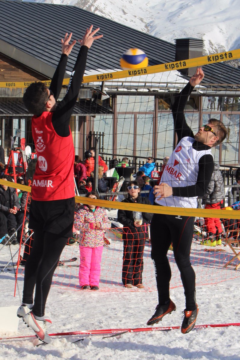 Os dejamos las mejores fotos del Open <a href="/cervezasambar/">Cervezas Ambar</a> #SnowVoley Candanchú. #Multivoley2016 flickr.com/photos/1032540…