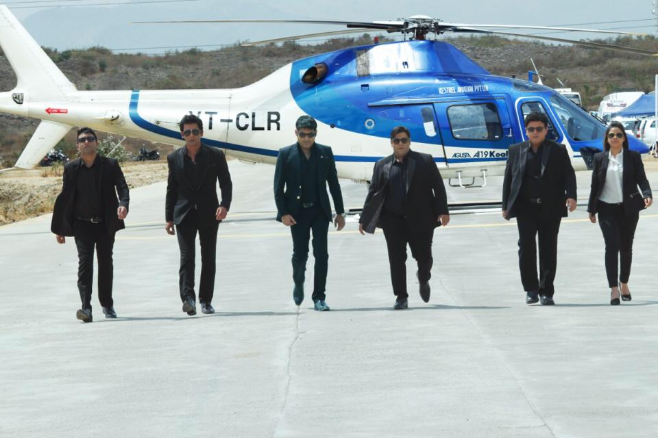 NAVSTWEET's tweet photo. @KapilSharmaK9 &amp; #awesome team don't need @ColorsTV, they look #SuperDashing in #Black #LOL @abpnewstv @aajtak https://t.co/iw82wMQfeH