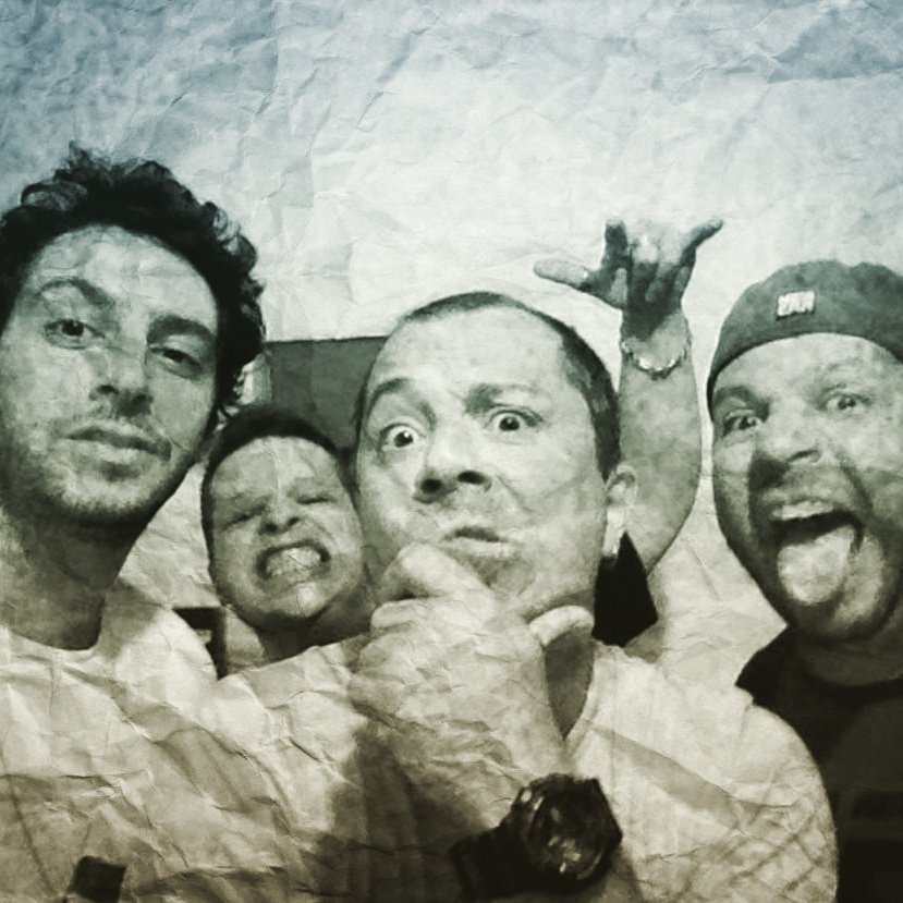 indeSaints no rolê.

vevo.com/artist/indesai…