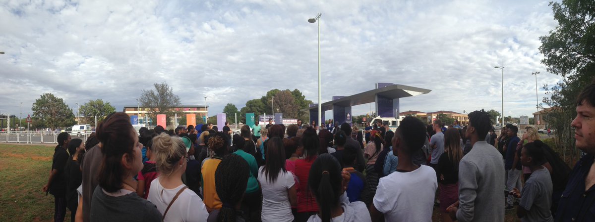 LizeMariSmt's tweet photo. Studente bid op kampus #ColourBlind #Prayer #UFSToday #UFSRevolt #UFS https://t.co/yK4fp5VDjG
