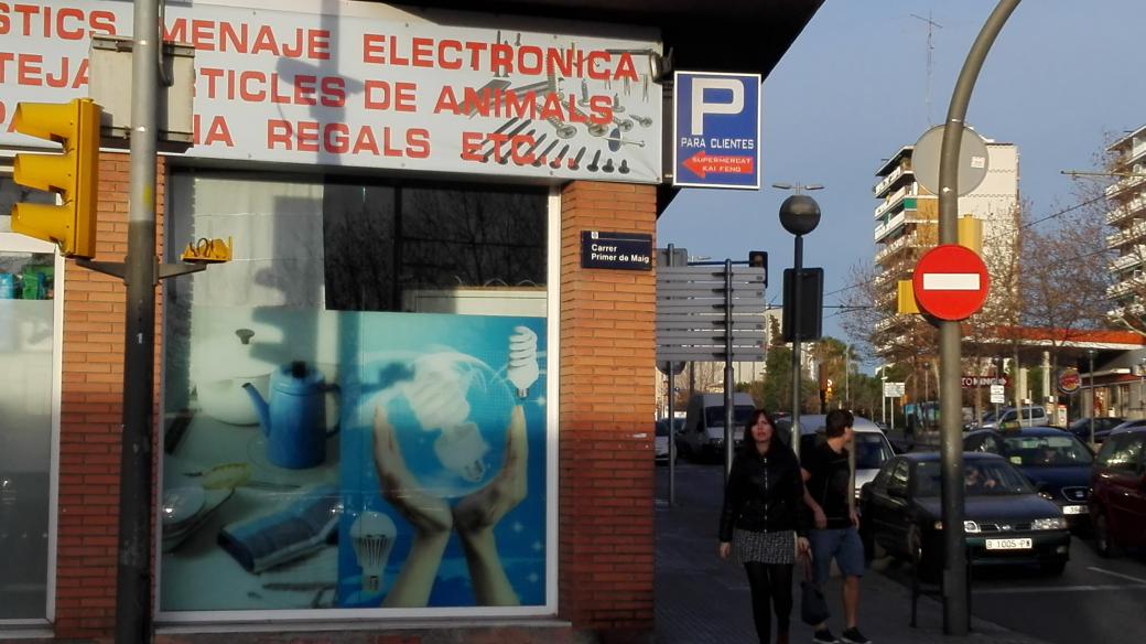 Rafausui's tweet photo. .@PilarDiaz_ este semáforo de peatones lleva más de una semana roto. Enfrente Mercadona, cruce conflictivo. https://t.co/BIsQzfysc5