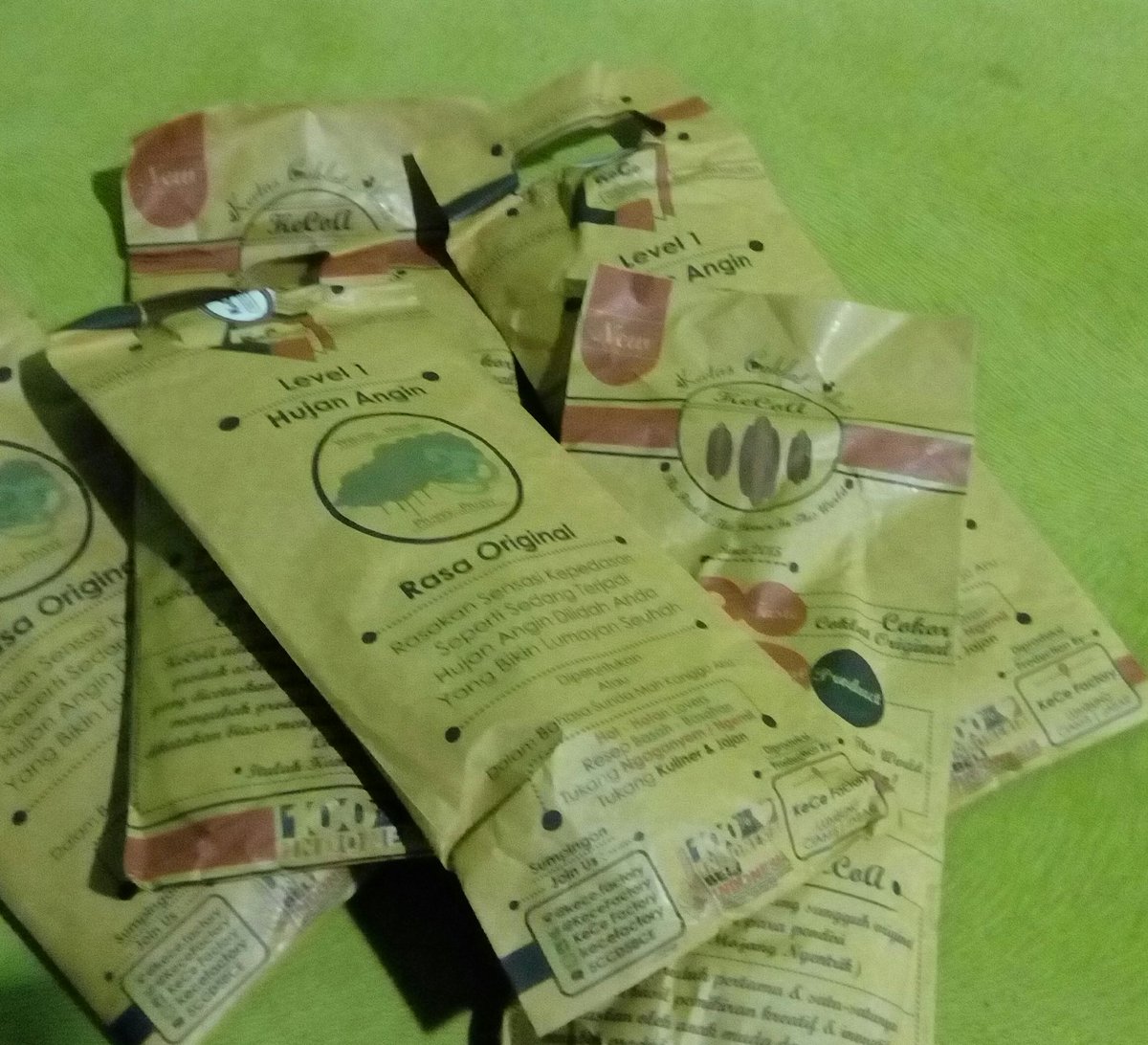 Dapet paket dari <a href="/KeceFactory/">KeCe Factory</a> penasaran pingin nyobain. Ada KeCoa nya juga! Kertas Coklat Amis 😁 thx yaa