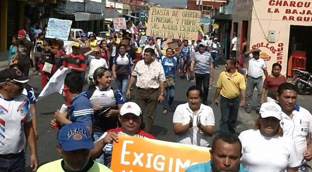 DiarioTalCual's tweet photo. NO SE LA CALAN MÁS Maestros paralizan actividades y exigen reivindicaciones laborales https://t.co/yqWSn5ilXb https://t.co/BXGuLG21ko