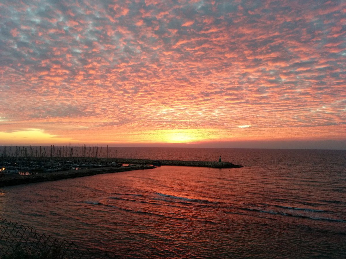 _RoniKay's tweet image. Making some storage space on my phone and found this. #tlv #sunset. #nofilter