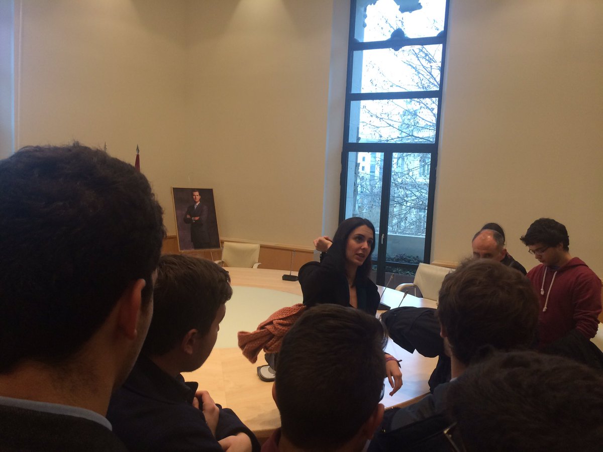 debat_org's tweet photo. Continuem la visita a l'Ajuntament de @MADRID amb @Rita_Maestre, a la sala de reunions de @ManuelaCarmena. https://t.co/wXqV6EFvKn