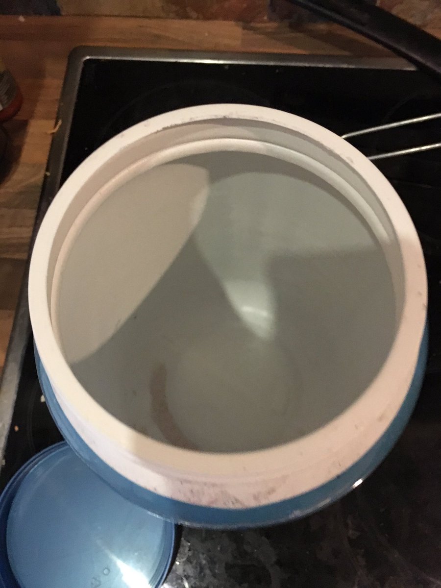 rooneys_fitness's tweet image. #runnersproblem when u give a mate a recovery drink, they like it and return it like this @KineticaSports