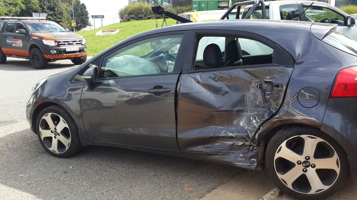 EMER_G_MED's tweet image. EMER-G-MED attending to a taxi MVC on William Nicol &amp;amp; 2nd, Hyde Park. 8 injured. @jour_maine fb.me/5crXJ0DUf