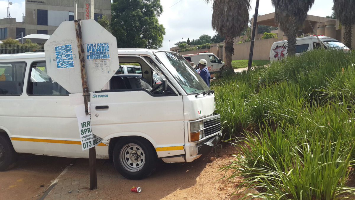 EMER_G_MED's tweet image. EMER-G-MED attending to a taxi MVC on William Nicol &amp;amp; 2nd, Hyde Park. 8 injured. @jour_maine fb.me/5crXJ0DUf