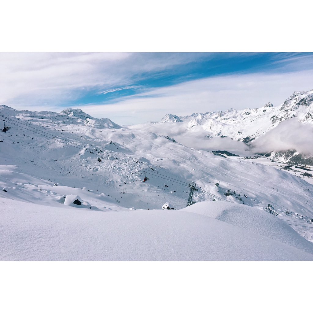 Corvatsch3303's tweet photo. Fresh snow, sun, perfect slopes! Smiles all day! #winterwonderland #corvatsch3303 #topofengadin https://t.co/whhEWYnvCb