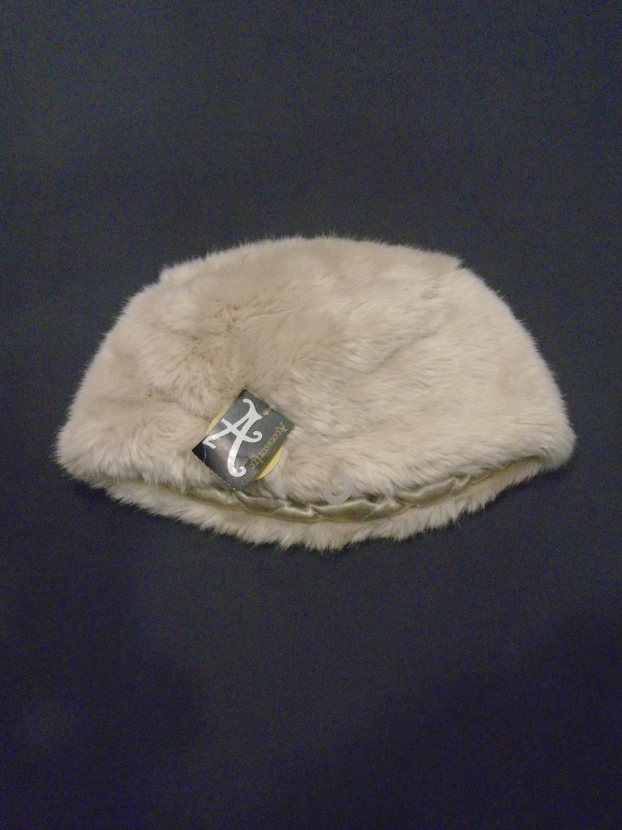norwoodshops's tweet photo. This brand new soft-to-the-touch #fauxfur hat by @Accessorize is ideal for the cold #Winter weather at £15 #edgware https://t.co/Pp3ePCjAKA