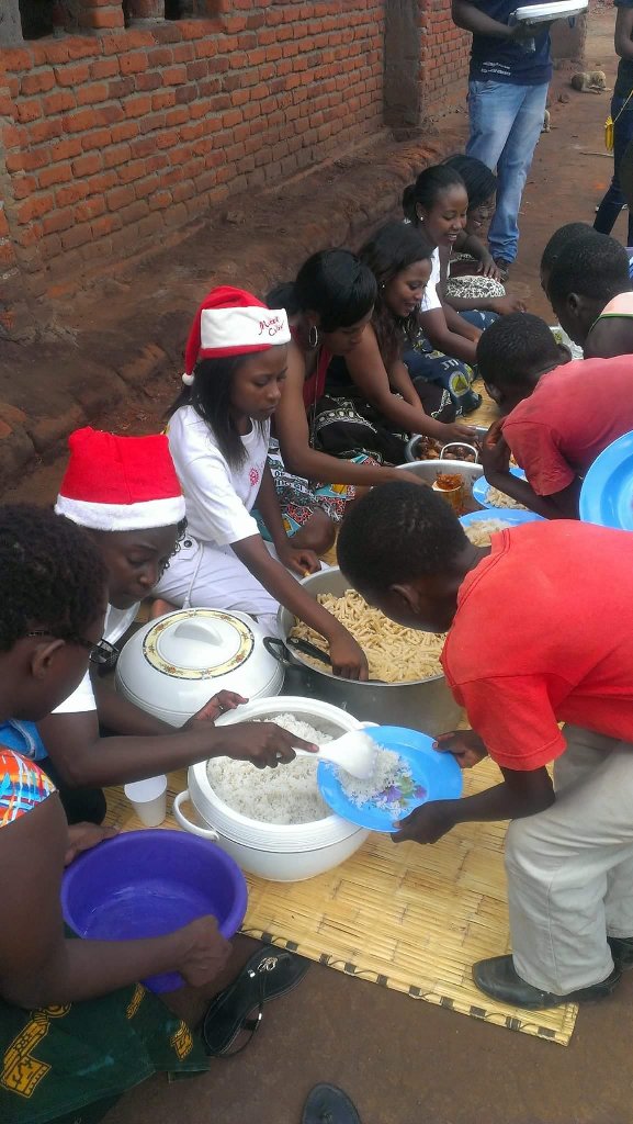 marochirwa's tweet photo. @RotaractLL#memories#Christmas Party, Grace of God Orphanage. Giving back.#friendships#serviceaboveself https://t.co/uMWxGzoM92