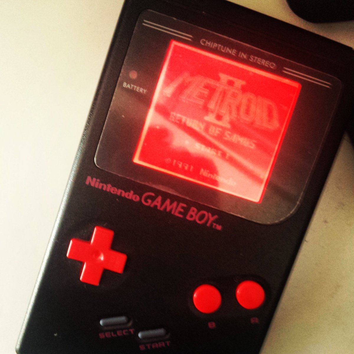 Toha Twitterissa 気持ち悪いオタクだから ゲームボーイはバーチャルボーイと並べるためだけにバーチャルボーイ風の色に改造 してるよ 赤バックライトいれたらかっこいいけど めちゃめちゃ視認性悪いよ ちなみにプロサウンド化してるからチップチューンにも使えるよ