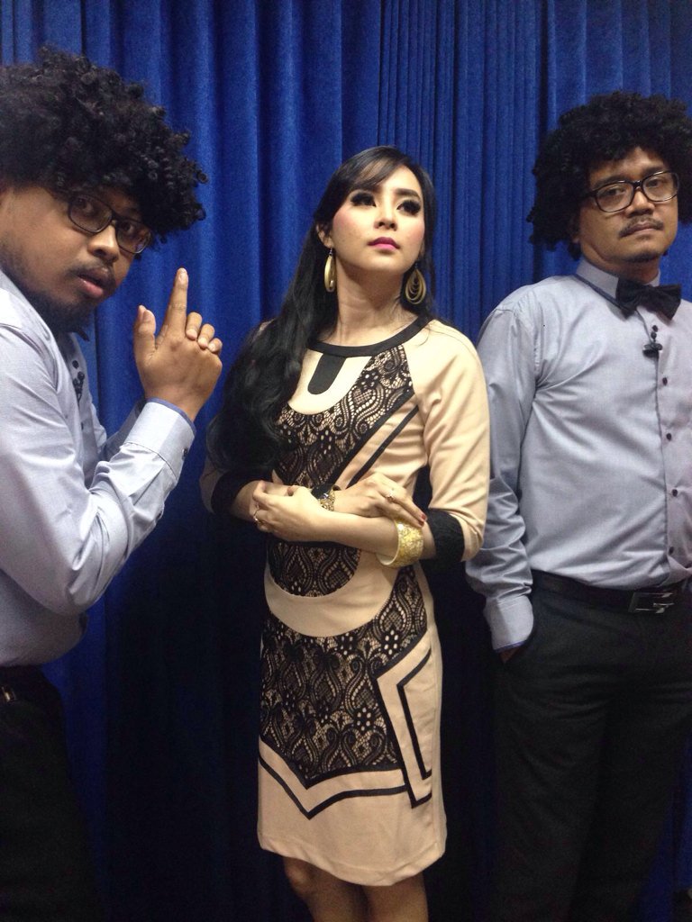 Kami siap membuat tawa sore ini. Ayooo <a href="/BungsukurBcak/">bungsukur_bcak jtv</a> <a href="/nonaanna_cute/">nonaanna</a> <a href="/Pul_lung/">Dosen Asli</a> wis mak bedunduk nak <a href="/JTV_rek/">JTV</a> saikiii