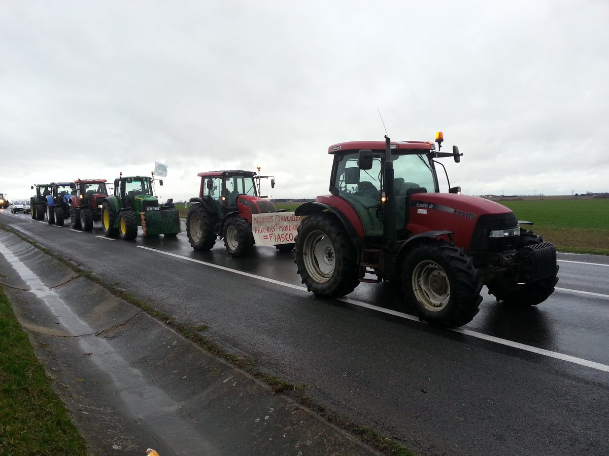 ici_berry's tweet photo. Les agriculteurs du Cher occupent toujours la rocade Sud de Bourges. Direction DDT puis préfecture #JA18 #FDSEA18 https://t.co/hSiPfq05mp