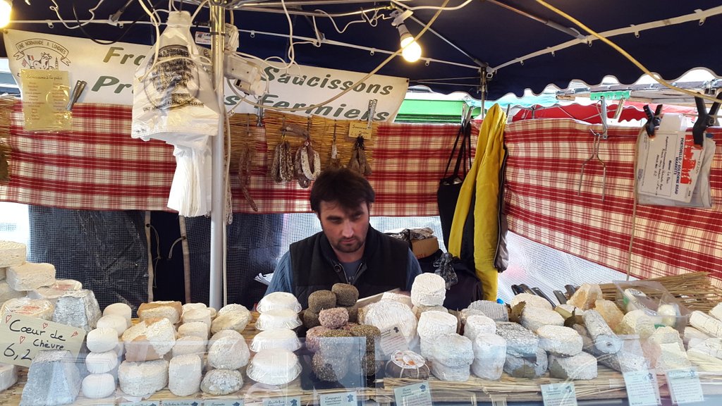 NormandeLondres's tweet photo. Big boss yann today on porto bello market. https://t.co/HxkbXVZGXQ