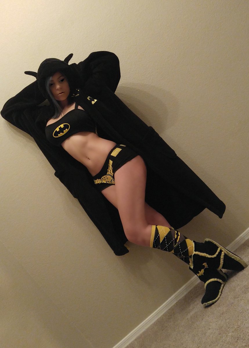 RyderRaven's tweet photo. I am #Batman 💜 other #pics on #instagram- @ryderraven #ravenryder #sexynerd #nerdy #comics #BatmanvSuperman https://t.co/YFEC3Tzmg8