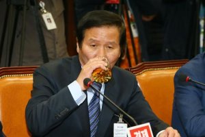 정기섭 개성공단 기업회장 스키 뭐라꼬 씨부리노.뭬라꼬 군사작전 하드시 쫓겨났다고.이 스키야 니 넘이 인질로 잡히면 누가 구해주노.인질로 잡히기전 대통령이 구해 줬으면 고만다고 해라.이넘두 네다홍 아니냐