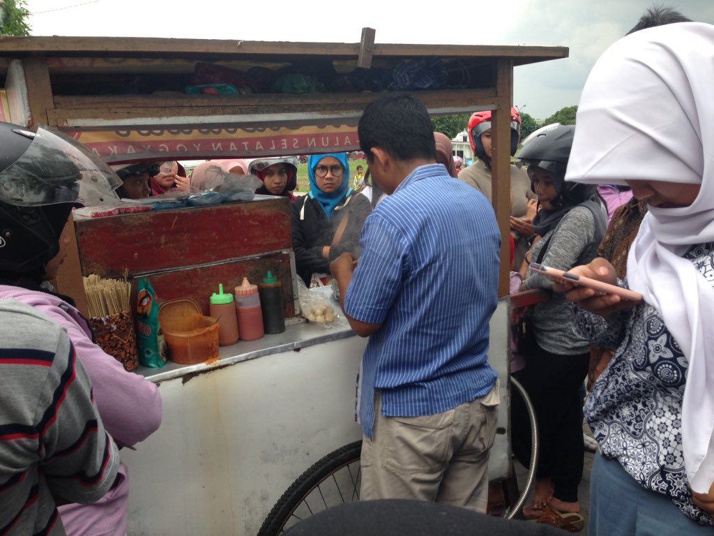 CILOK GAJAHAN | kudu sabar antrinya kalo mau menikmati cilok ini. Lokasi di Alun-alun Selatan, Jogja