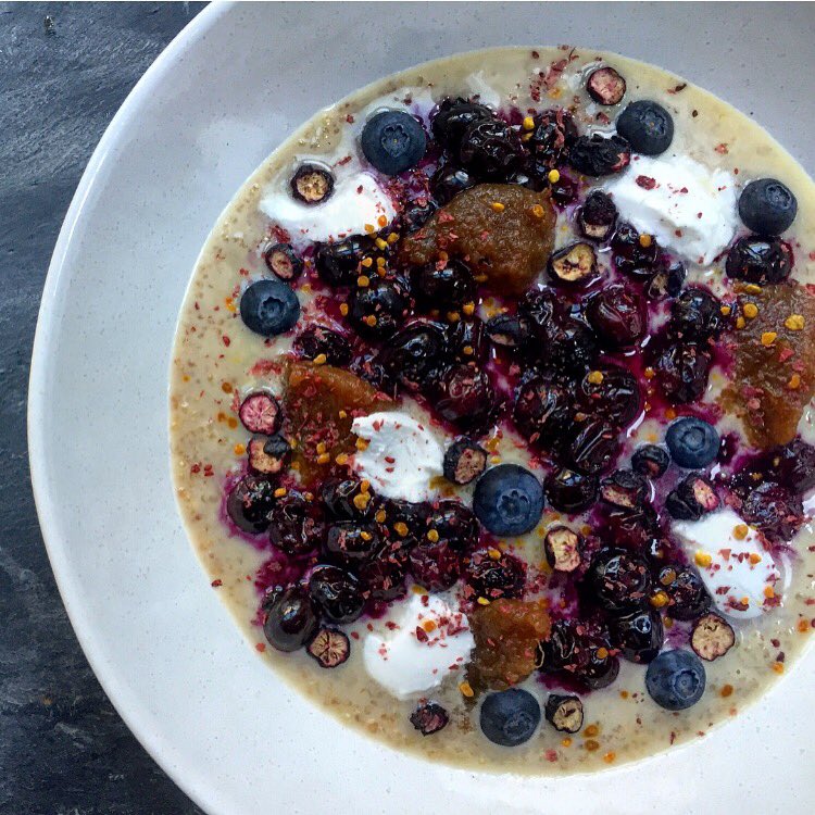 nicolarichman's tweet photo. Breakfast. Quinoa porridge topped with blueberries three ways, apple jam, yogurt, bee pollen and cranberry. https://t.co/Fwlk3wJcna