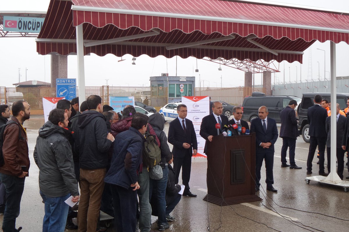 Başbakan Yardımcımız <a href="/Y_Akdogan/">Prof. Dr. Yalçın Akdoğan🇹🇷</a>, Öncüpınar sınır kapısında: "#Türkiye'nin 'Açık Kapı Politikası' devam ediyor."