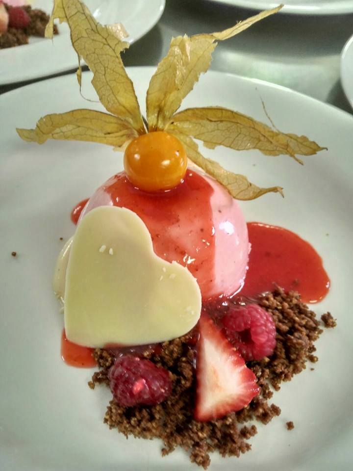 Corazón de frutos rojos.
#SanValentín2016 
#EscueladeHostelería