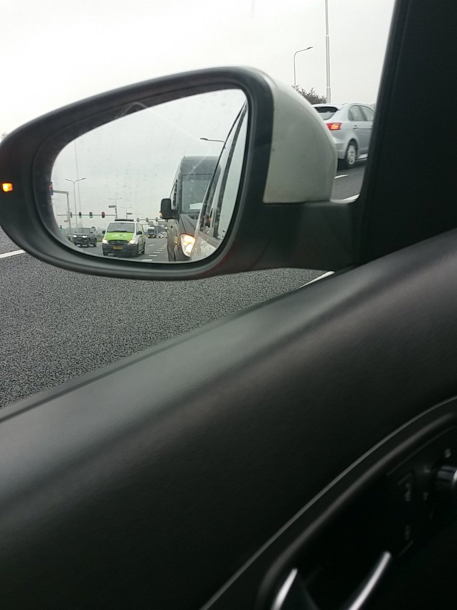 WA_Berkel's tweet photo. Bekeuring aan het uitschrijven voor niet handsfree bellen €230. #doenkade. https://t.co/n5KMfvNeAR