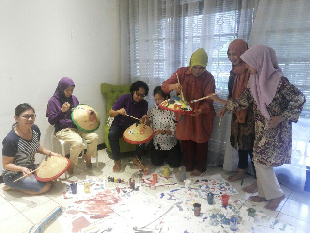 labtanya's tweet photo. wah, ibu-ibunya juga ga mau kalah nih pengen ngewarnain caping juga! #festivalCapingTanpaSampah https://t.co/Hti3kIM2ou