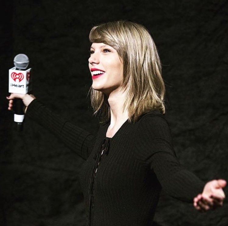 andwerunswiftly's tweet image. #Only1TaylorSwift what in the world did we do to deserve her