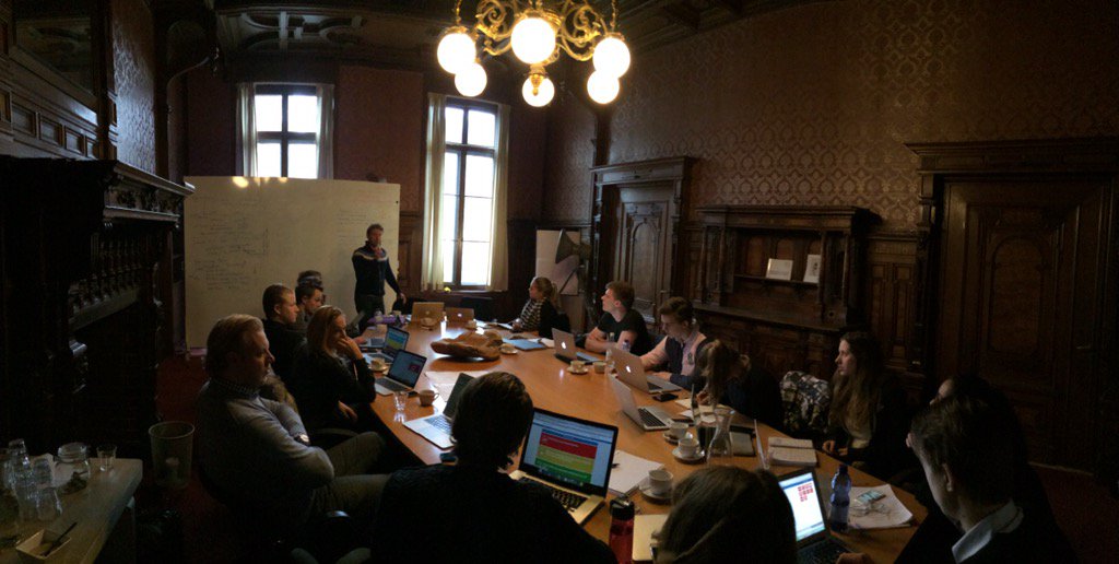 Besselink's tweet photo. Its a joy exploring trends with @rindertdegroot and our @NyenrodeNBS New Business School students @mvanopijnen # https://t.co/Wjn1yg9s11