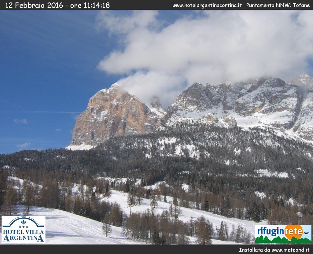 Rifuginrete's tweet photo. Le #nuvole lasciano spazio al #cielo azzurro e alle #tofane con la #neve nel cuore delle #dolomiti in #diretta https://t.co/MFwoVx6C8M