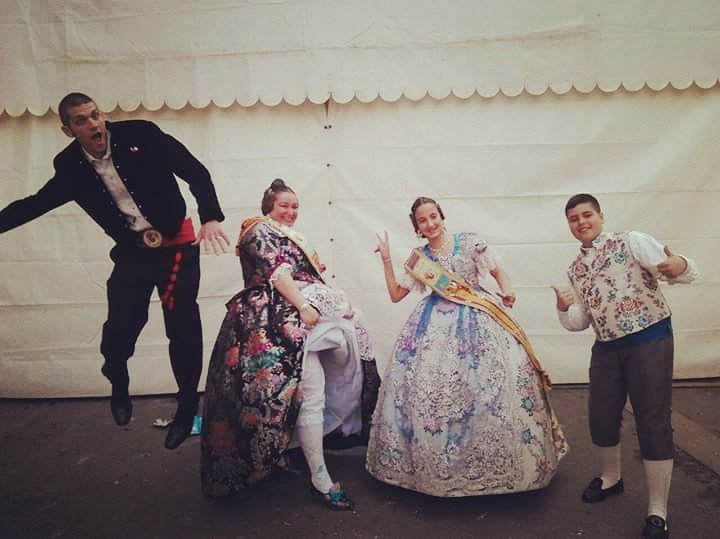 FallaCambro's tweet photo. Gràcies Joan, @MarPloochy @adriacarbonet i Mar Giner. Grans fallers, grans persones,  GRANS REPRESENTANTS #Falles15 https://t.co/Vf3ayu0WNv