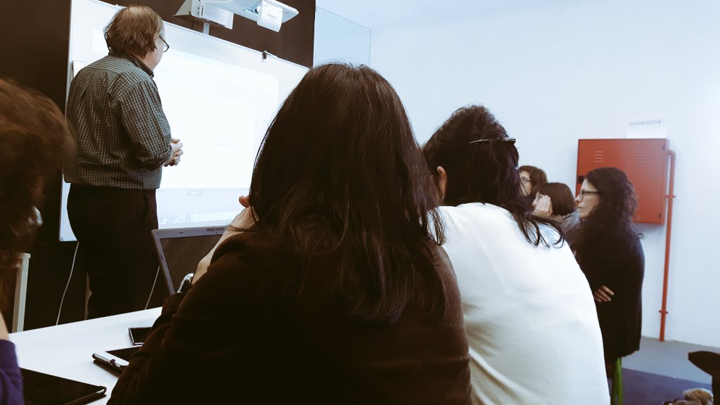 LindaGiamp's tweet photo. Io e G. Bolondi al corso di formazione per insegnanti sulla penna3d e geogebra3d! #FascinatingWorldofGeometricForms https://t.co/WPvACehok5