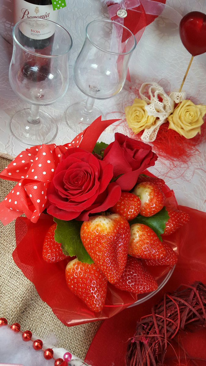 floresaznar's tweet photo. Fresas con rosas  y 1er encargo entregado de San Valentín https://t.co/1kwyXBBsgt