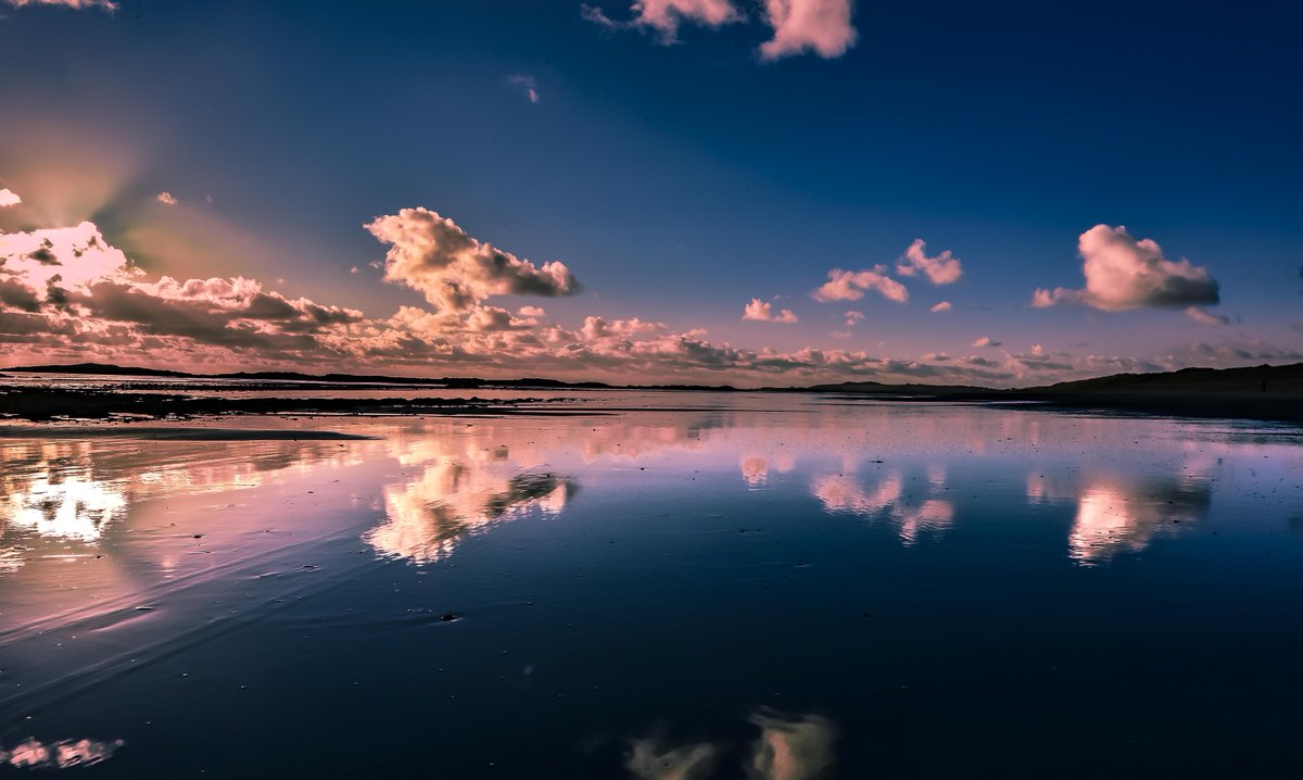Mirror image on Traeth Crigyll Rhosneigr 
@ruthwignall <a href="/bbcweather/">BBC Weather</a> <a href="/DerekTheWeather/">Derek Brockway - weatherman</a> <a href="/behnazakhgar/">Behnaz</a>