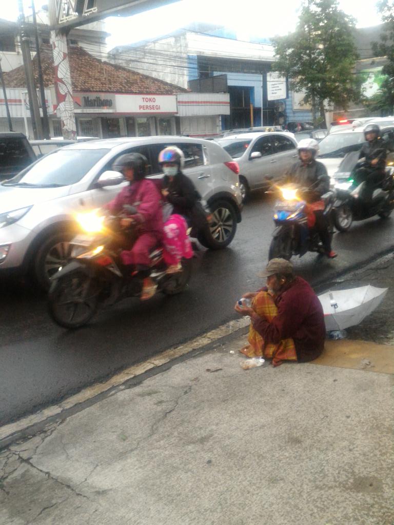 deviehaerani's tweet photo. @ridwankamil @Dinsos_BDG kakek ini ad d jl pasirkaliki kehujanan sampai bbrp hari ini krn beliau sulit utk berjalan😭 https://t.co/tjJsyfiCiD