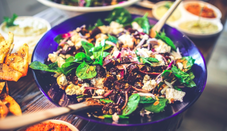 Damespraatjes's tweet photo. Deze ingrediënten toveren je salade binnen no-time om in een calorieën bom! https://t.co/YKCaldnZle #dikmakers https://t.co/YeKPkXH0wJ