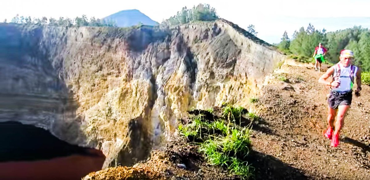 Kelimutu Trail Run 2014 youtube.com/watch?v=f8NHuj…