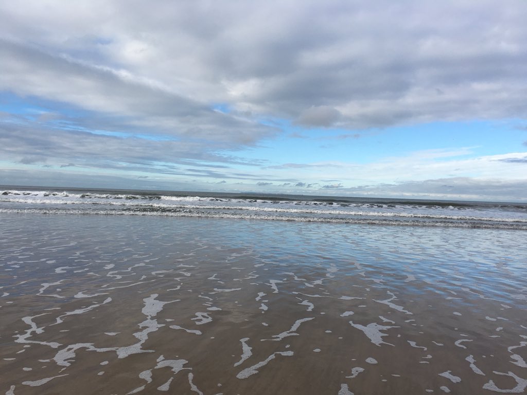 WoolacombeSLSC's tweet photo. A wave and blue sky today, summer we are more than ready for you! https://t.co/EyAtHpAVPD
