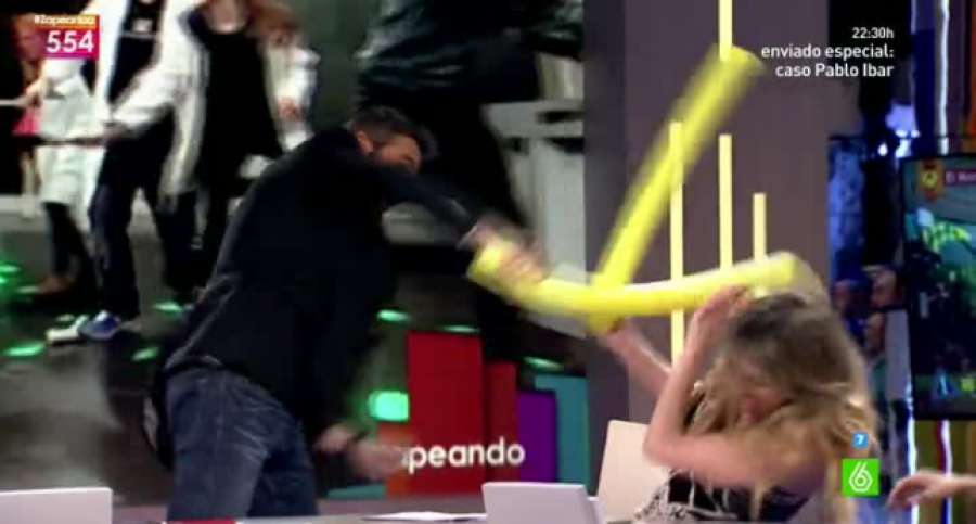 zapeandola6's tweet photo. ¿Te perdiste la lucha con corchopan entre @Frank_Blanco y @AnnaSimonMari ? ▶ https://t.co/blSkq8Q7ME #Zapeando554 https://t.co/H0LpiSppEl