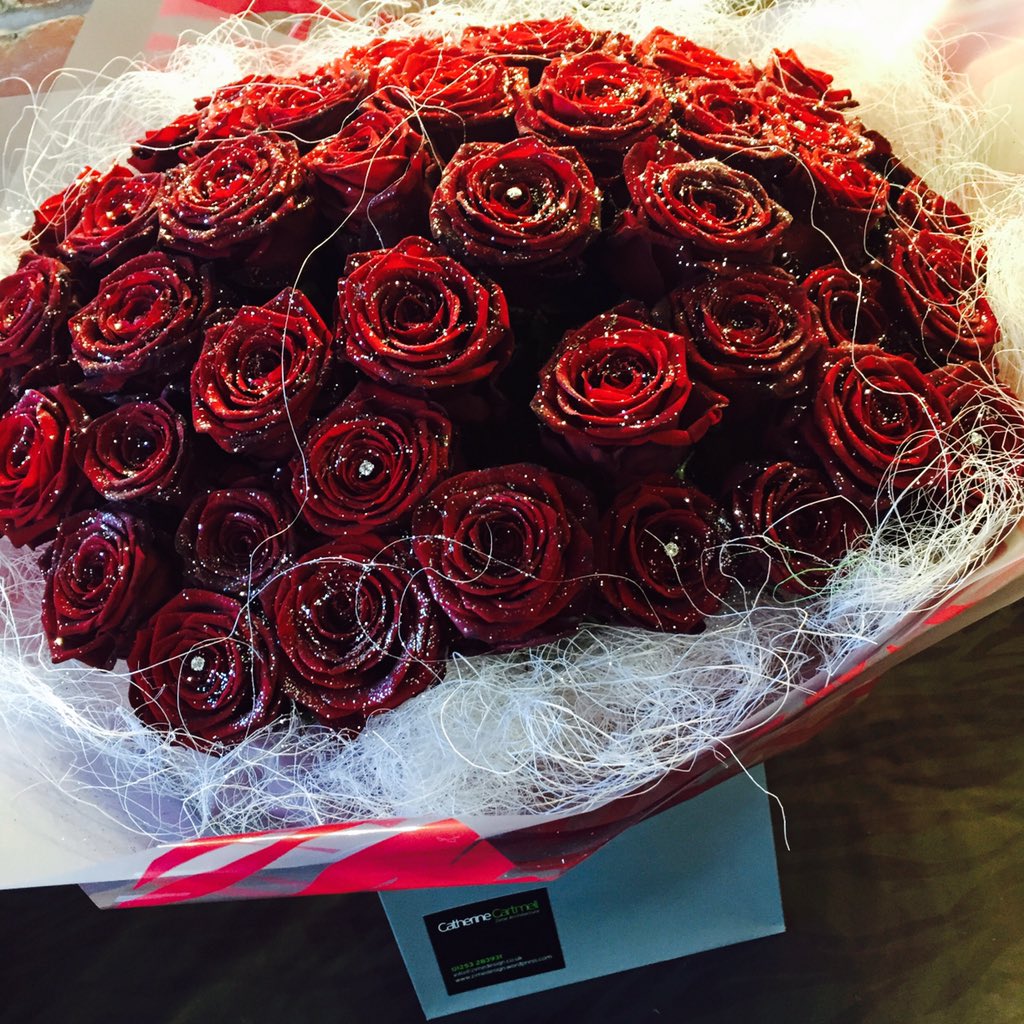 ZimeDesign's tweet photo. Let's start the day off with 50 glittered Red Naomi Roses 🚗🌹💃 #LuckyLady #ValentinesFlowers #ZimeDesign https://t.co/1Ep8pKf0yB