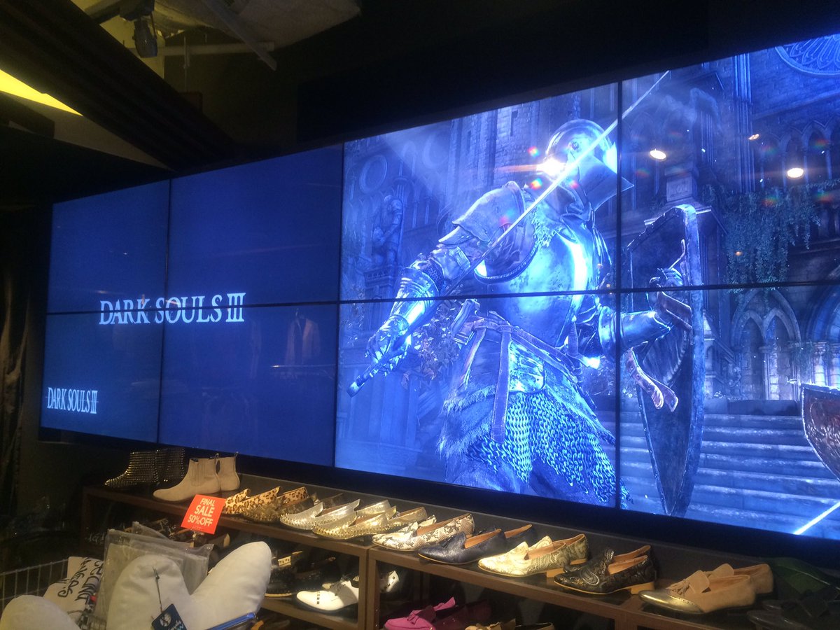 梨蘭 A Twitteren 109 ダークソウル3来ましたっ イケイケのクラブミュージックの音楽の中ダークソウル3の映像が流れていて笑えました お店でコート買って応募券貰おうとしたら 店員さんに みんないらないって言うんですけどね 笑 って言われたw T Co