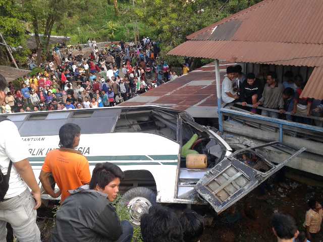 orang_barat's tweet photo. Innalillahiwainnaillahirojiun, diduga rem blong bus kampus unand terjun bebas dekat gerbang unand @infoSumbar https://t.co/7plSORLYss