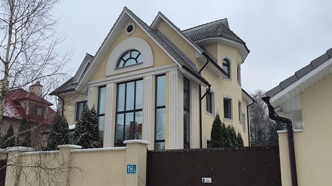 Особняк депутата. Дом депутата госдумы. Депутаты в думе. Дом депутата госдумы. Дача караулова в новоглаголево.