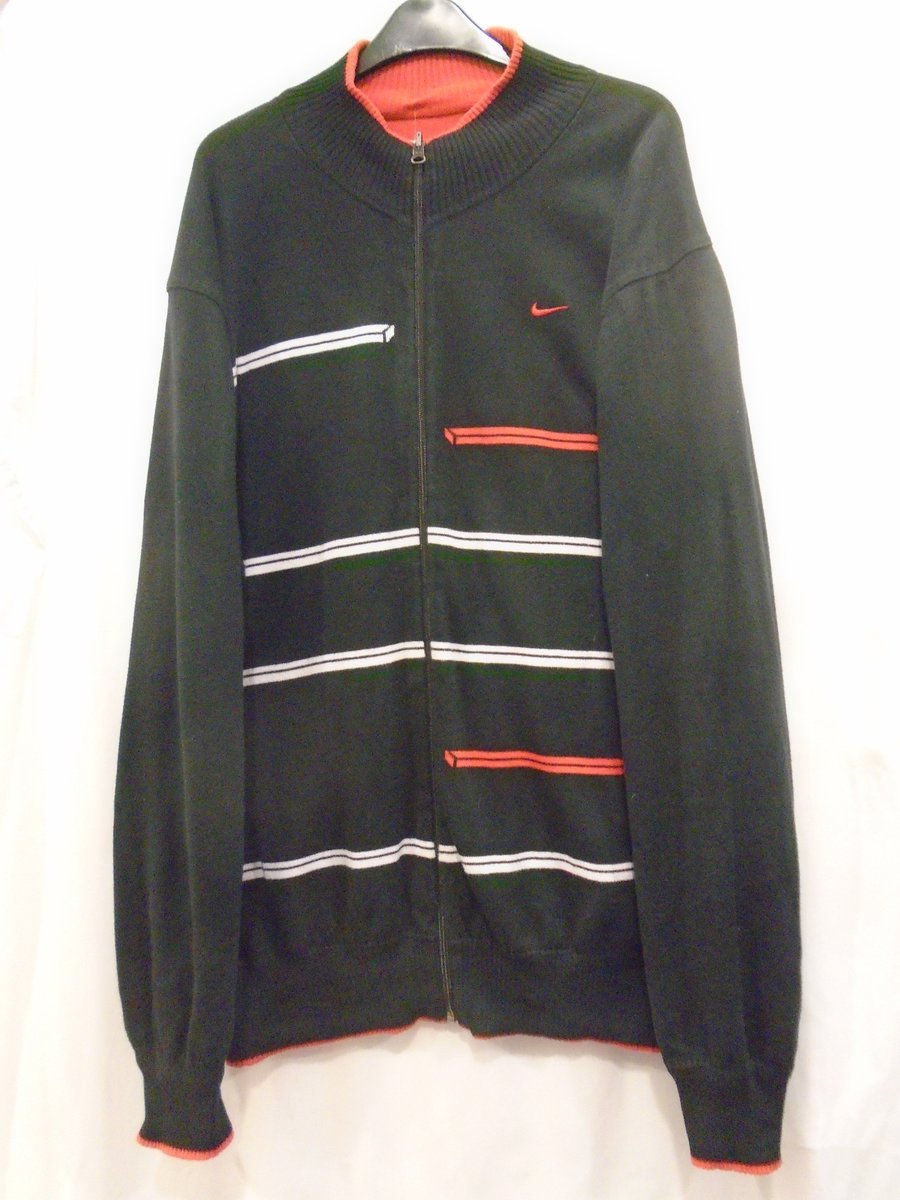 norwoodshops's tweet photo. Buy this trendy zip-up top with innovative 3D line design by @Nike Unbelievable #value £10 #edgware @NorwoodSport https://t.co/YPAZW8ZqF2