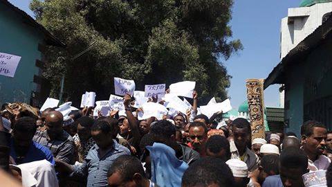 DimtsachinYisem's tweet photo. #EthioMuslims #EthioMuslimPeacefulStruggle #JumaDemonstration #AnwarMosque
ዛሬ የካቲት 4/2008 በአንዋር መስጂድ የተደረገ ተቃውሞ 6 https://t.co/pAkQepcymU