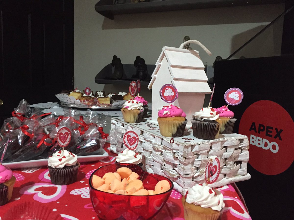 apexbbdo's tweet photo. Sonrisas, deliciosa comida y el mejor equipo celebrando #ValentinesDay 💖💝🍰. https://t.co/l8LM0xNkp8
