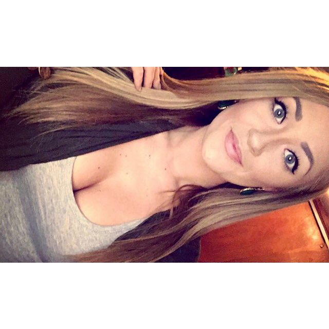 I'm getting really pale and need a tanning bed asap but here's a selfie anywaysss🤗 https://t.co/QCnu<a href="/tag/sneakpeak"class="tags"><span>#sneakpeak</span></a>