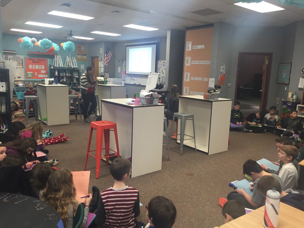 MrsHoughan5th's tweet photo. We are in one giant circle writing each other compliments on Valentine's Day! #heritagelearn #loftfamily https://t.co/1LbWSCR5Xq